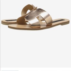 Steve Madden Greece style flat sandals. Rose gold leather with Hermes look. Sz.6